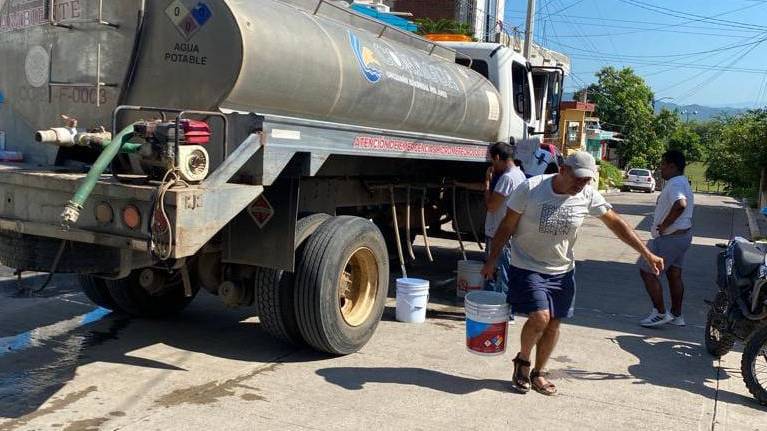 Sin descanso trabajó JUMAPAM para restablecer el suministro de agua en Villa Unión, el río se llevó la tubería