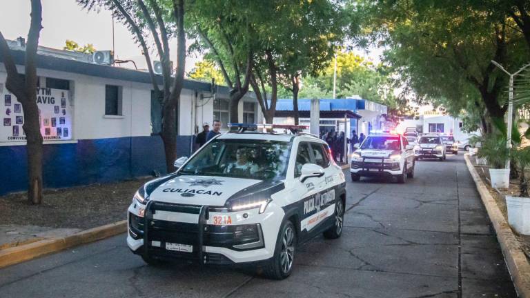 Este lunes un primer grupo de policías municipales y de tránsito regresaron a las calles de Culiacán, tras un mes de ausencia.