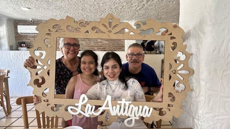 Festejan familia y amigos a Linda Rentería por su cumpleaños