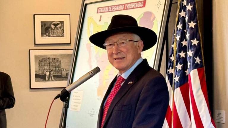 Ken Salazar confía que la Presidenta Claudia Sheinbaum Pardo resolverá el problema de seguridad en Sinaloa.