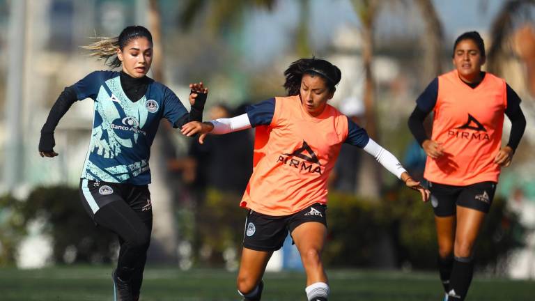 Alejandra Escobedo (izq.) espera que Mazatlán FC logre los tres puntos en el Kraken.