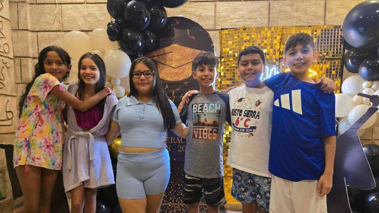 Romina, Ashley, Nicole, Emilio, Damián e Iñaki festeja con una piscina su graduación de primaria.