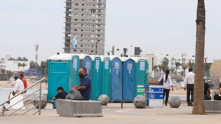 En diferentes accesos a las playas de Mazatlán el Gobierno Municipal instaló baños portátiles.