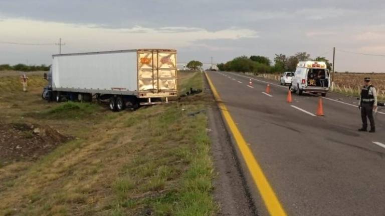 Sobre la autopista Mazatlán-Culiacán se registró el choque de un tráiler sobre unas grúas que estaban maniobrando.