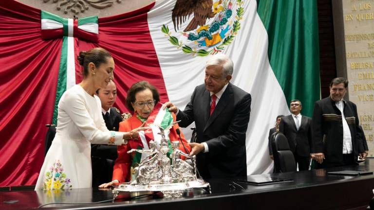 El pasado 1 de noviembre, Claudia Sheinbaum recibió de manos de Ifigenia Martínez la banda presidencial.