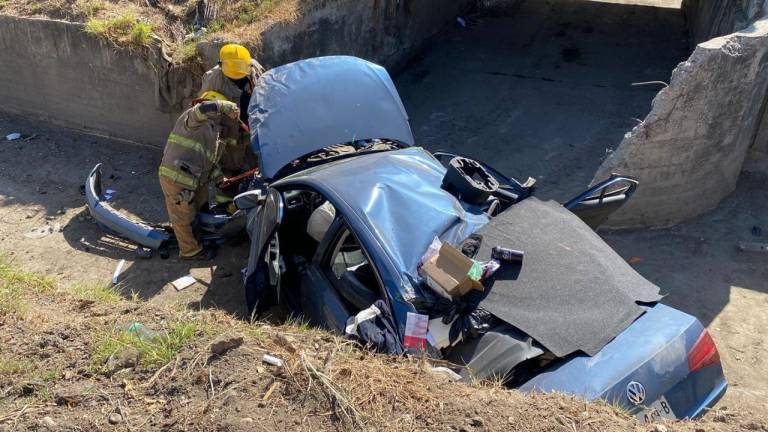 El accidente se presentó en el canal pluvial de la Avenida La Marina cuando el conductor perdió el control al tomar la curva.