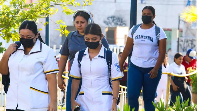 Algunas instituciones como la Universidad Autónoma de Sinaloa reactivaron el uso de cubrebocas.