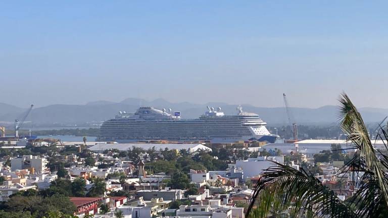 Los turistas disfrutaron los atractivos del puerto.