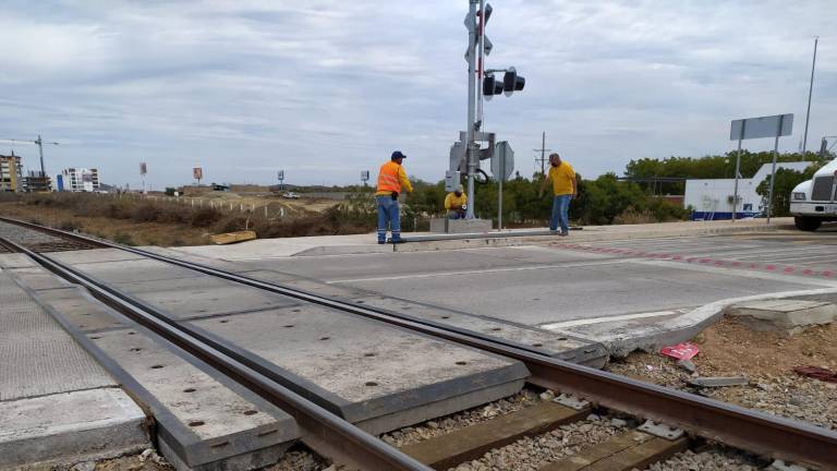 El cruce ferroviario de la avenida Santa Rosa ya se cuenta con una caseta pequeña donde se tiene comisionado a un trabajador del Municipio de Mazatlán.