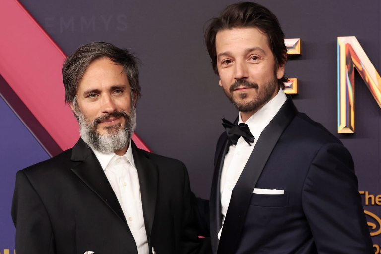 Sorprenden Diego Luna y Gael García Bernal al público en un karaoke