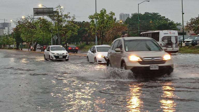 Algunas vialidades de Mazatlán se inundaron tras la tormenta nocturna.