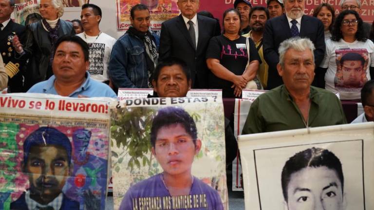 Familiares de los 43 normalistas desaparecidos de Ayotzinapa acusan al Presidente Andrés Manuel López Obrador de incumplir su promesa de justicia.