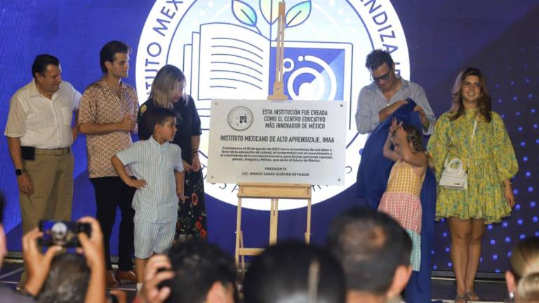 La familia Guzmán Reynaud y Guzmán Hays develaron una placa conmemorativa a la inauguración del Instituto Mexicano de Alto Rendimiento.