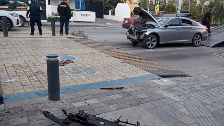 Imagen del accidente ocurrido el domingo, en el paso peatonal de la Zona Dorada.