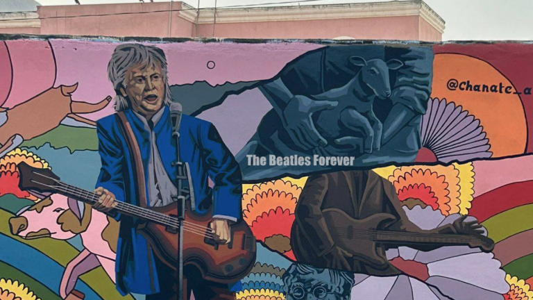 Fans del cantante crean este mural en el Municipio de Guadalupe en Monterrey.