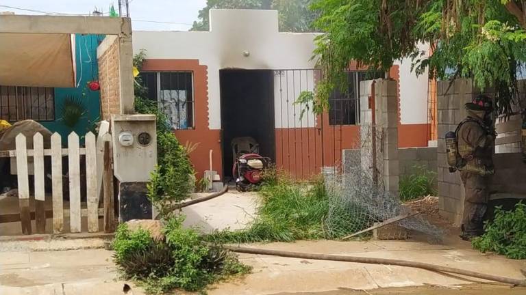 Bomberos sofocaron el incendio en una vivienda del fraccionamiento Santa Teresa, donde encontraron carbonizado el cuerpo del adulto mayor con discapacidad.