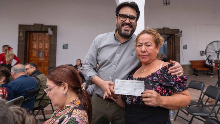 Entrega de cheques del programa ‘Mujeres Emprendedoras por el Bienestar’ en el patio del Ayuntamiento de Culiacán.