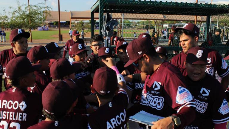 Los jovencitos guindas tienen un peleado inicio.