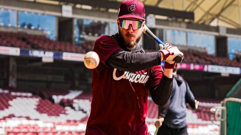 Esteban Quiroz durante una práctica de bateo en la malla, con Tomateros de Culiacán.