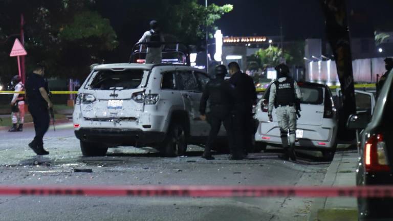 Al menos dos vehículos baleados quedan en la zona de una taquería, entre el Monumento a Los Cántaros y la base de Bomberos, en el Libramiento II en Mazatlán.