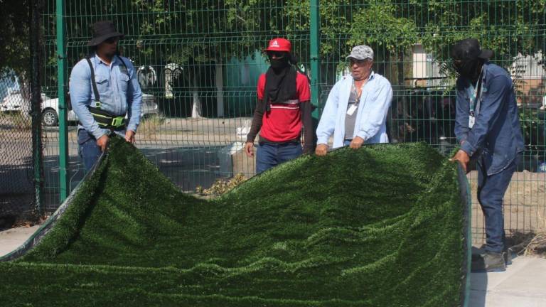 Inicia colocación del pasto sintético en la cancha de futbol Esmeralda