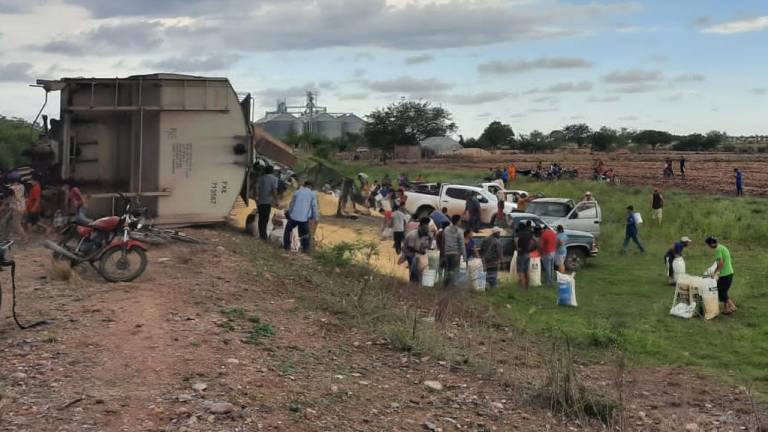 Al parecer las lluvias que han caído en los últimos días sobre la zona provocaron el hundimiento del terreno, el cual no soportó el peso de los vagones cargados