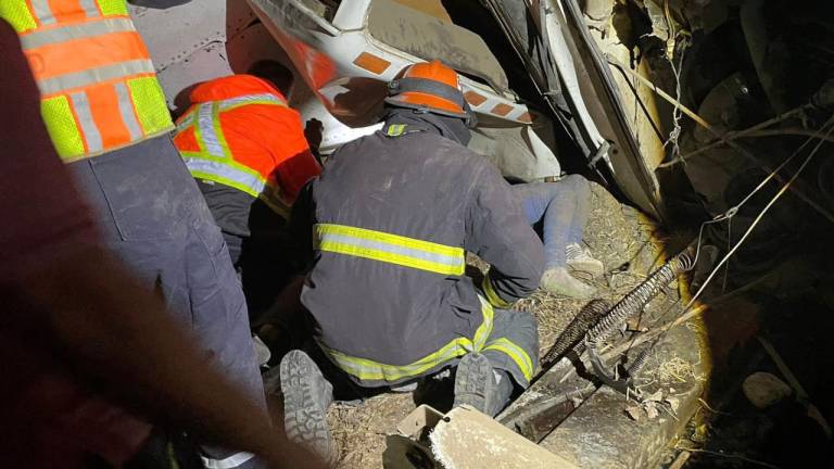 Bomberos y Protección Civil de Elota realizaron maniobras para rescatar a la pareja atrapada bajo la unidad volcada.