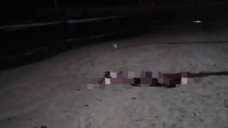 Uno de los cuerpos que en la madrugada arrojó la marejada en playa de Mazatlán.