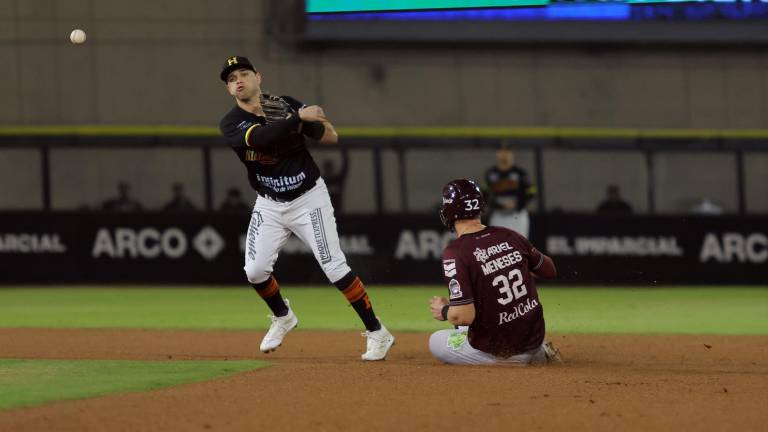 Joey Meneses busca romper una jugada de dobleplay con fuerte barrida en la intermedia.