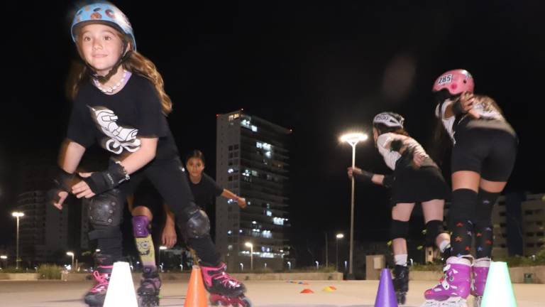 Diversos grupos de niños patinadores acuden a practicar en el Parque Central de Mazatlán.