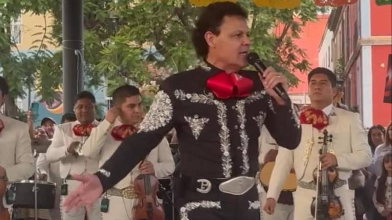 Sorprende Pedro Fernández a sus fans con un concierto en la Plaza Garibaldi