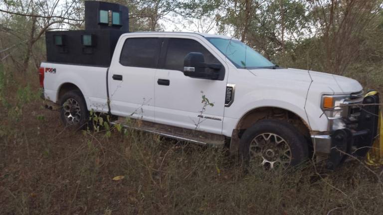 Operativos conjuntos en El Verde, Sinaloa, resultaron en el aseguramiento de vehículos.