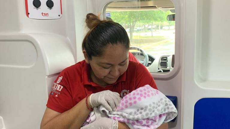 Personal de Protección Civil de Mazatlán atiende el parto.