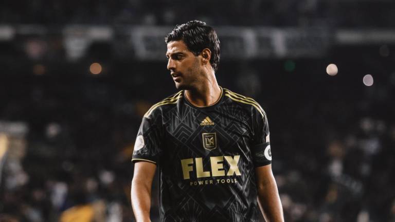 El futuro de Carlos Vela es incierto.