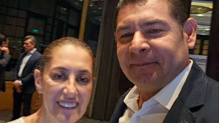 La virtual Presidenta electa de México, Claudia Sheinbaum Pardo, con el Gobernador electo de Puebla, Alejandro Armenta Mier.