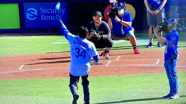 Fernando Valenzuela lanza la primera bola en el Dodger Stadium en el inicio  de la Temporada de la MLB y suena el 'México lindo y querido