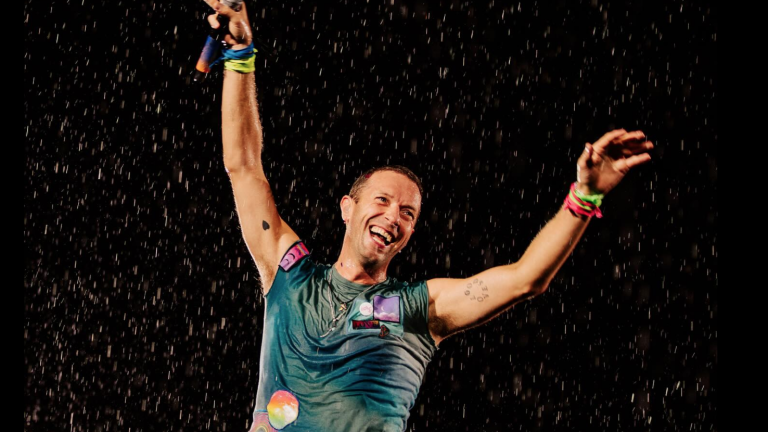 Chris Martin se cae en su concierto en Melbourne.