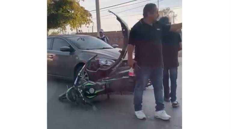 Chocan automóvil y motocicleta en Pradera Dorada, en Mazatlán