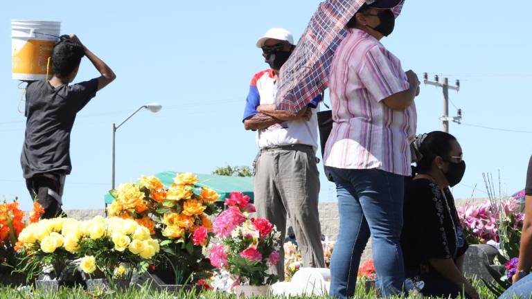 Familiares visitan los panteones de Mazatlán este Día de los Santos Angelitos.