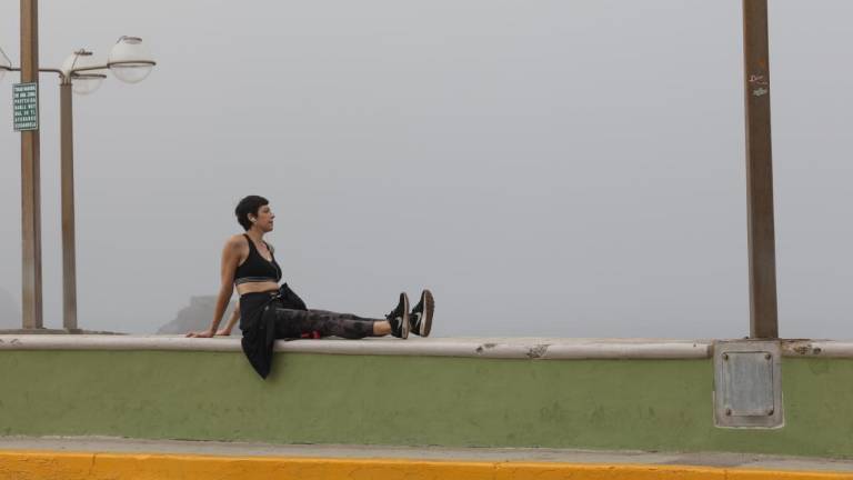 Quienes trotan o circulan sobre la ciclovía y la banqueta del malecón se “bañan” con el rocío de la mañana y disfrutan de un ambiente fresco.