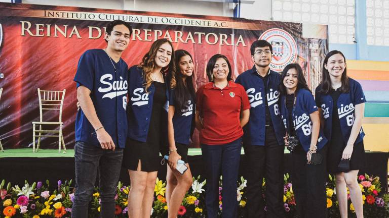 Coronan en el ICO a sus reinas de preparatoria y secundaria