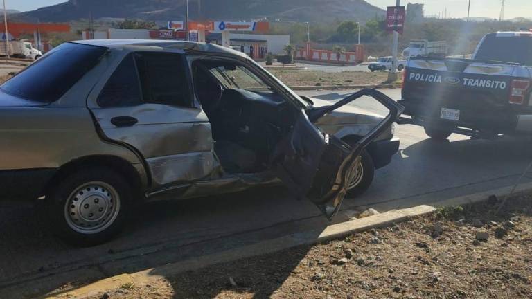 El Tsuru fue embestido por el transporte urbano.