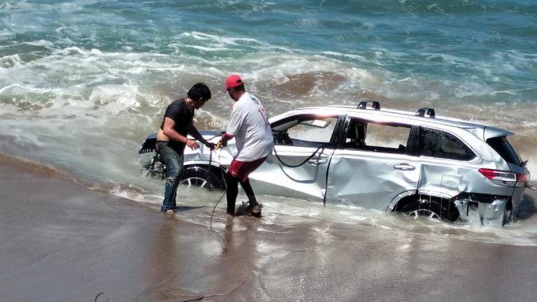 La camioneta estaba al interior del mar en la playa Escopama, camino a Oceánica, en Mazatlán.