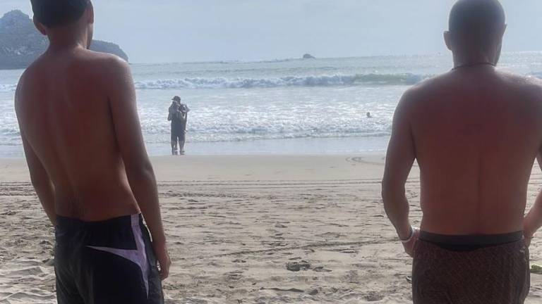 Seis bañistas fueron rescatados ayer cuando estaban en riesgo en el mar.