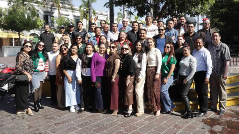 Colaboradores de Grupo Noroeste Mazatlán se toman la fotografía del recuerdo.