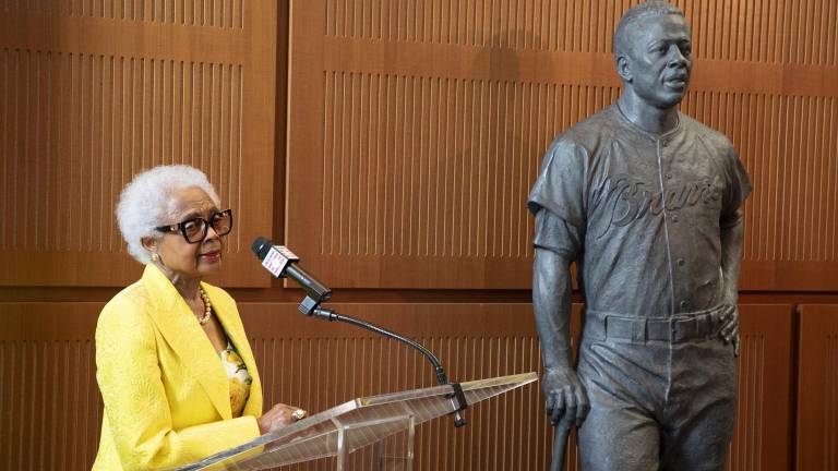 Salón de la Fama devela nueva estatua del astro Hank Aaron