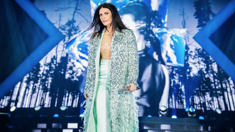 Sufre Laura Pausini aparatosa caída en concierto