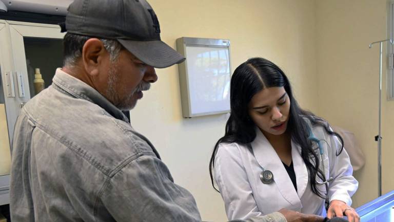 La doctora Yesenia Osuna Ramos, responsable de Medicina Interna de la Clínica de Pequeñas Especies de la Facultad de Medicina Veterinaria y Zootecnia de la UAS, alerta sobre los daños a mascotas por los cohetes.