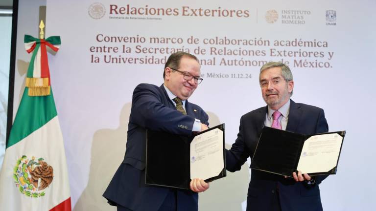 El Rector Leonardo Lomelí y el Secretario de Relaciones Exteriores, Juan Ramón de la Fuente, firmaron el convenio.