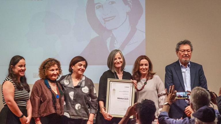 Mónica Lavín recibió el reconocimiento del INBAL, acompañada por las escritoras Myriam Moscona y Rosa Beltrán, además del escritor Élmer Mendoza.